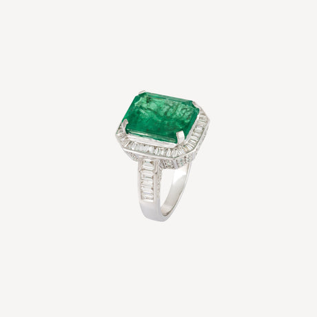 Bague Nysa en or blanc sertie de diamants et émeraudes – Maison Paillard